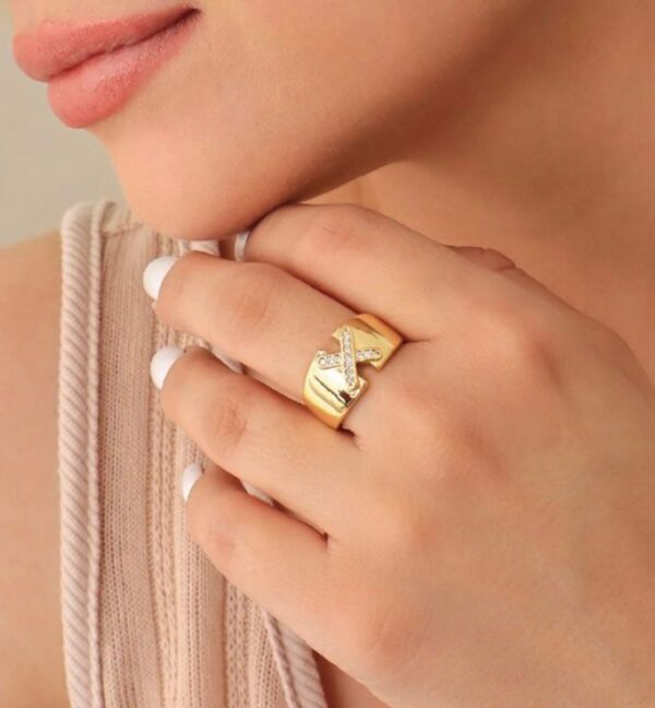 Anillo Dam con piedras